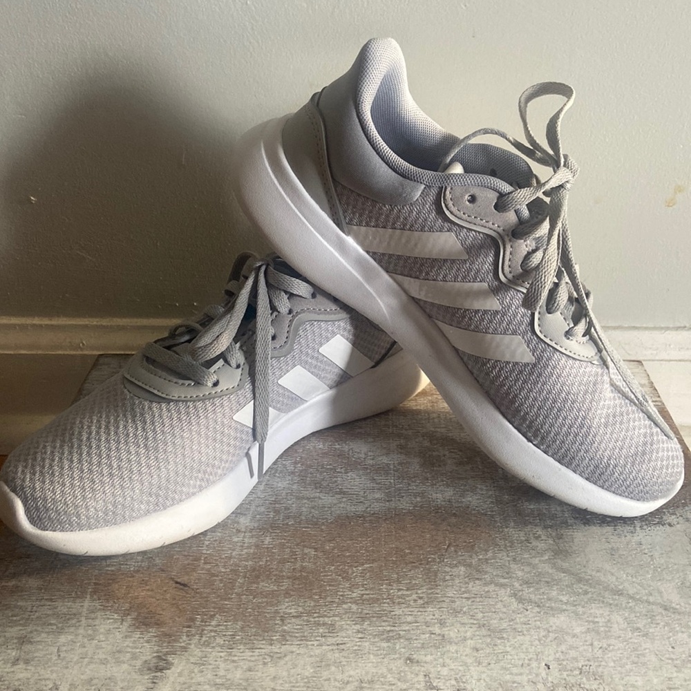 Adidas Cloudfoam Women’s shoes. Size 5. Gray and white.